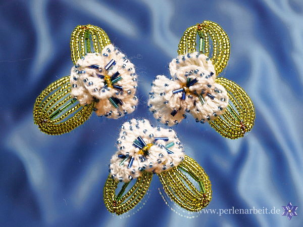 Perlen-Blumen Stiefmütterchen mit grünen Blättern aus Rocaillesperlen und Stiften