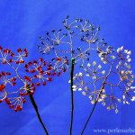 Blaue, weiße und rote Perlendekoration für Blumenstrauß